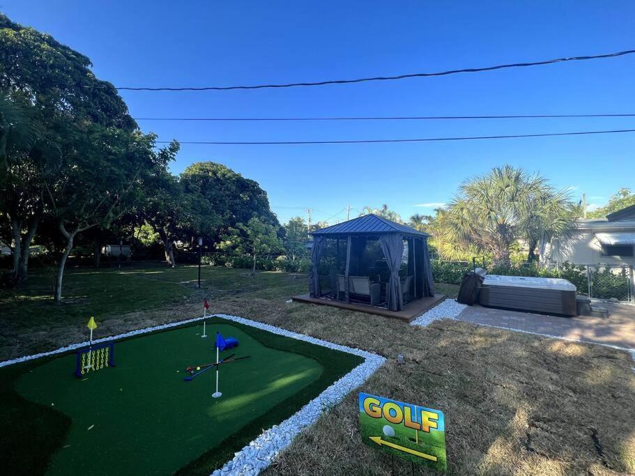 Modern Tropical Oasis With Arcade, Hottub & Minigolf Villa ฮอลลีวูด ภายนอก รูปภาพ