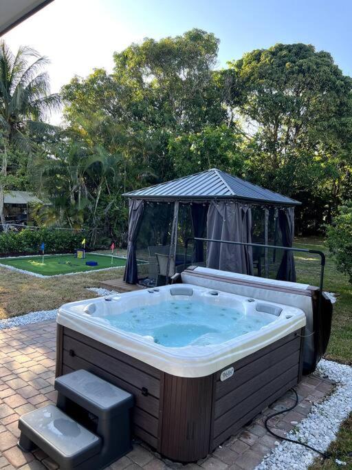 Modern Tropical Oasis With Arcade, Hottub & Minigolf Villa ฮอลลีวูด ภายนอก รูปภาพ